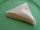ici la feuille de brick est pliée en triangle pour faire un samoussa (avant cuisson)