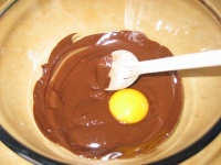 Ajouter les jaunes au chocolat fondu