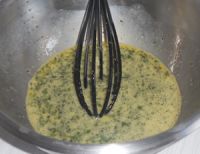 Ajoutez les épices dans les oeufs battus en omelette