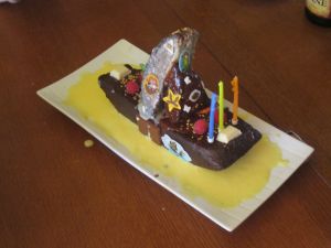 Mon bateau au 3 chocolats sur lit de creme anglaise