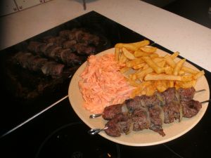 brochette de cheval avec en accompagnement frite et carotte râpée