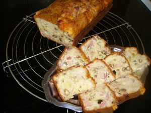 Voici un cake que je coupe en morceaux et que je sers à l'apéritif