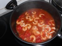 Crevettes qui mijotent dans la sauce tomates au gingembre