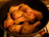 Les cuisses de poulet cuisent à feu moyen