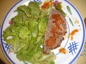 Délicieux pain de viande et sa salade verte