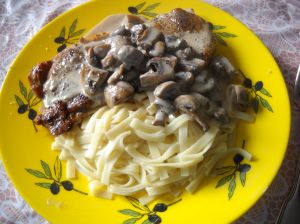 Escalopes présentée avec des pâtes.