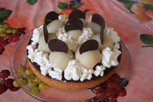 une délicieuse génoise garnie de chantilly, de chocolat et fourré de crême patissiere