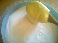     voici  pendant l'incorporation de la mousse au citron par dessus de la mousse au coco ci-dessus.        