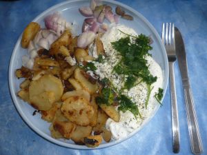 pommes de terre rôties et fromage blanc aux herbes