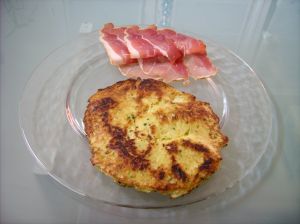 Votre Galette de pomme de terre prête à être dégustée avec du Jambon fumé et de la salade verte.