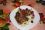  un beau perdreau dodu, rôti à point et juteux avec une sauce aux rôtis framboises, champignons et oignons grelots