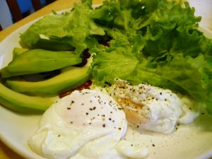 Oeufs pochés en salade