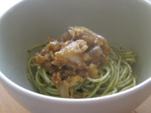 Spaghetti au pesto d'herbes avec aubergine