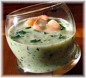 Potage au concombre et aux crevettes