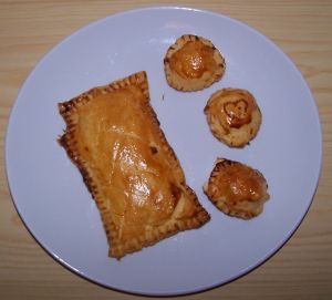 petits feuilletés au chèvre et miel et  grand feuilleté jambon-fromage