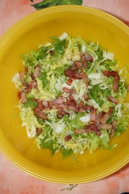 salade frisée, lardons rôtis, pommes de terre nouvelles