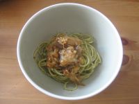 Spaghetti au pesto d'herbes avec aubergine