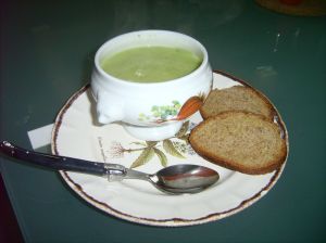 Votre velouté de courgettes à l'abondance, accompagné de pain grillé frotté d'ail.