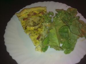 Votre quiche aux poireaux, accompagnée d'un peu de salade verte